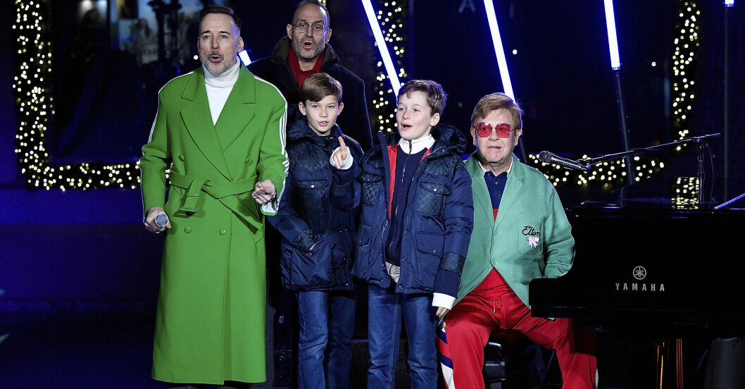 David Furnish och Elton John tillsammans med sönerna Zachary och Elijah. David Furnish och Elton John tillsammans med sönerna Zachary och Elijah.