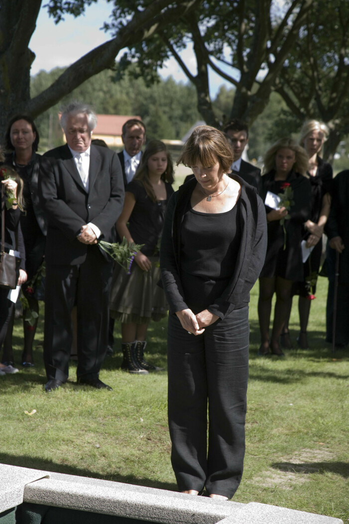 Här lämnar Lena Bergman sin pappa till sin sista vila vid Fårö kyrka 2007.