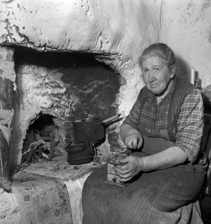 Dalsland år 1954, Tekla Larsson maler hon sitt kaffe.