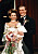 Lena Philipsson och Måns Herngren vid parets bröllop 1993. Lena bär en klassisk klänning med blommor fastsydda i livet.