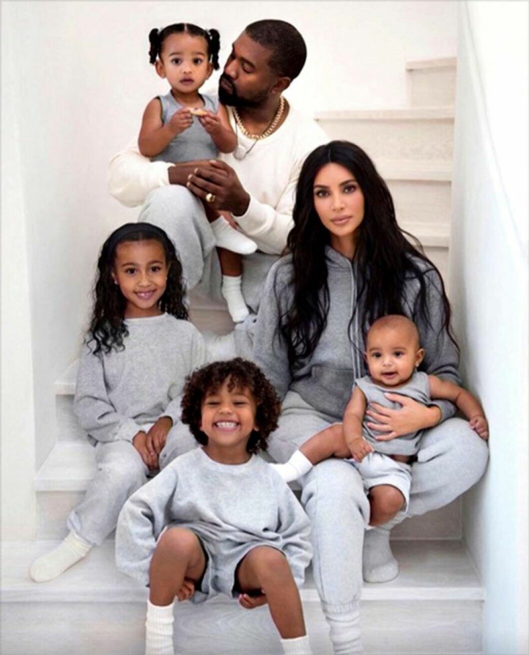 Kanye West och Kim Kardashian med barnen North, Saint, Chicago och Psalm. Dottern North är photoshoppad in i familjens julkort då hon först inte ville vara med. Familjen Kardashian West