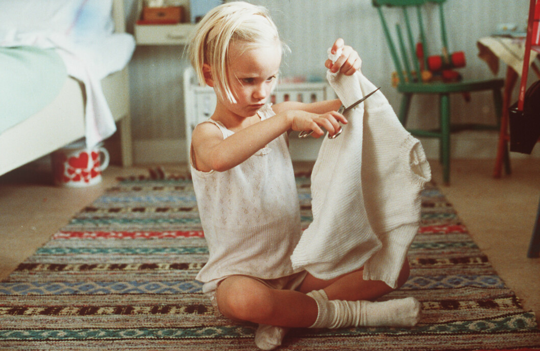 Lotta har ett enkelt knep för att slippa sticksiga tröjor. Man klipper sönder dem. I filmen bråkar Lotta med mamma Doris om tröjan och beslutar sig därefter för att flytta hemifrån. Lotta har ett enkelt knep för att slippa sticksiga tröjor. Man klipper sönder dem. I filmen bråkar Lotta med mamma Doris om tröjan och beslutar sig därefter för att flytta hemifrån.