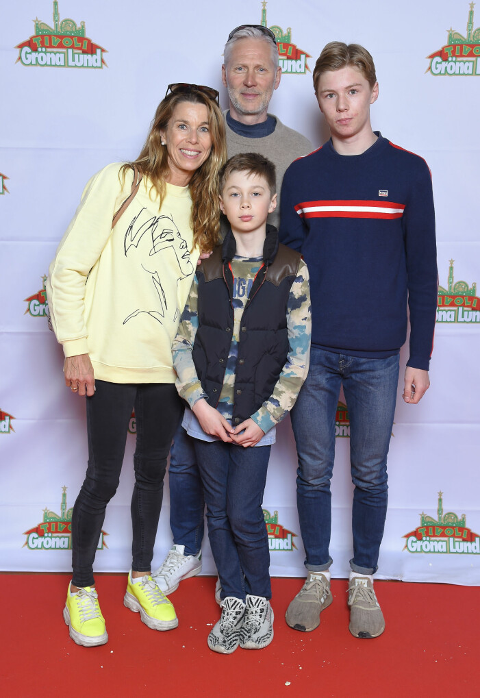 Magdalena Forsberg med sin man Henrik Forsberg barnen Olle och Erik på premiäröppningen av Gröna Lund 2019. magdalena forsberg med barnen och maken