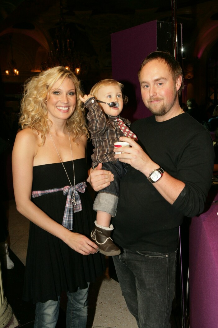 Ex-paret Jessica Almenäs och Johan Edlund med sonen Jack under galan <em>Årets Mama</em> på Café Opera i Stockholm 2006. Jessica Almenäs och Johan Edlund med sonen Jack Årets Mama på Café Opera 2006