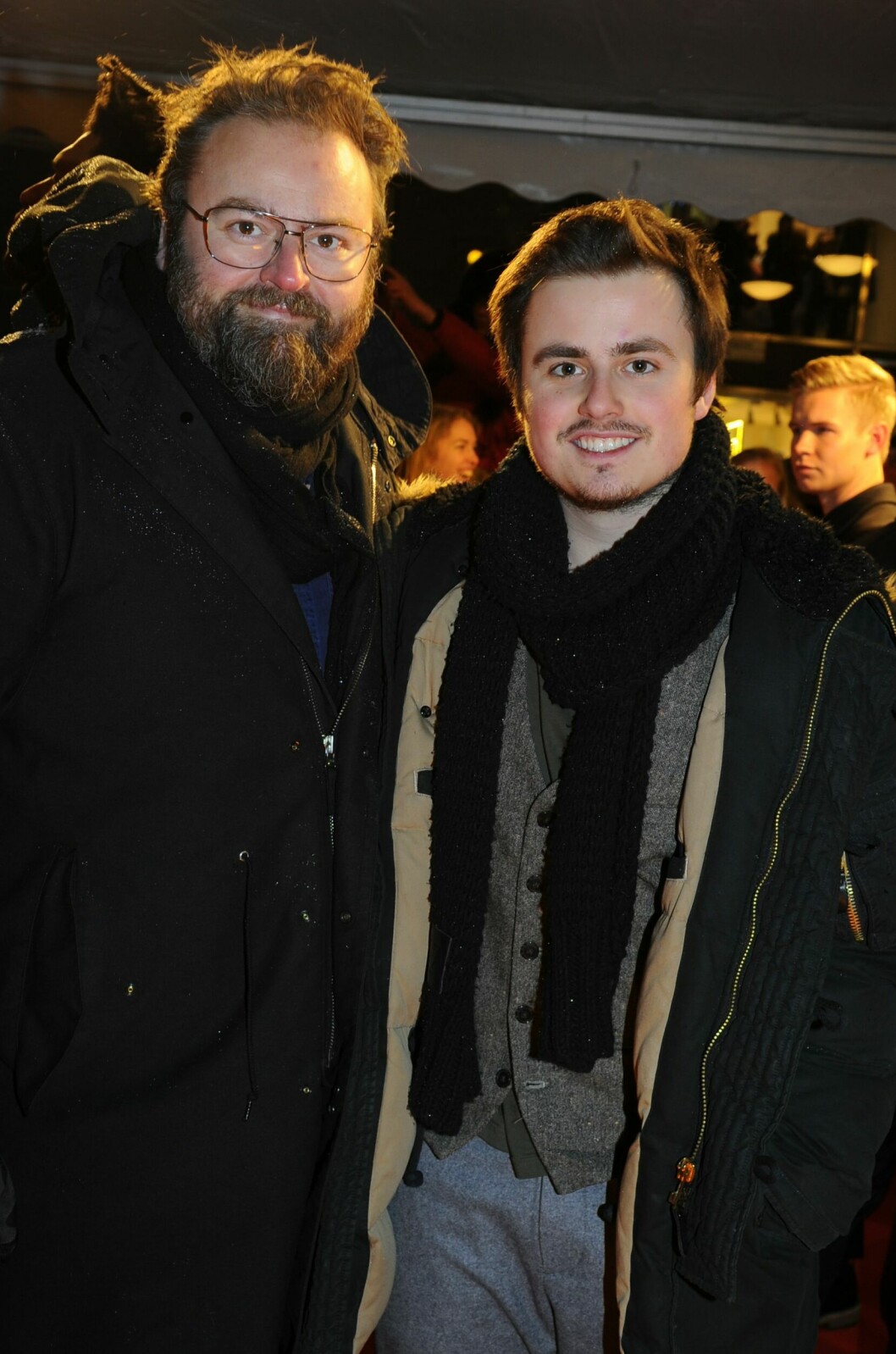 Sebastian Alsing med pappa Adam på röda mattan. adam och sebastian alsing