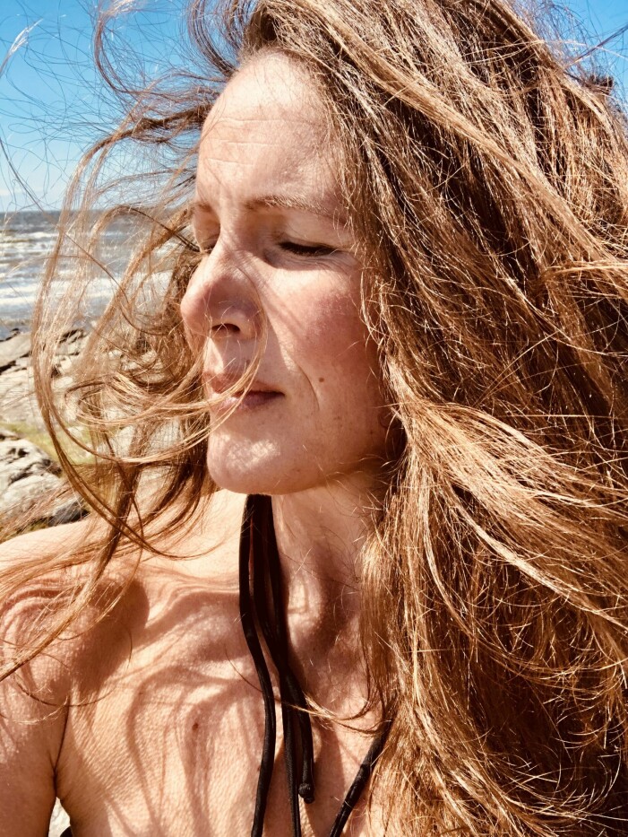 therese på en strand