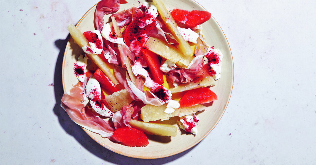 Serranoskinka, pomelo, mozzarella, grapefrukt & sumak