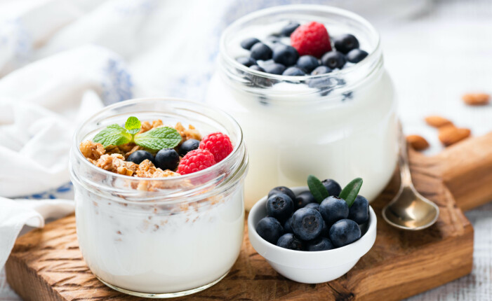 Försök att få in grönsaker och bär i varje måltid. Hallon och blåbär på yoghurten till frukost eller mellis är ett bra första steg.