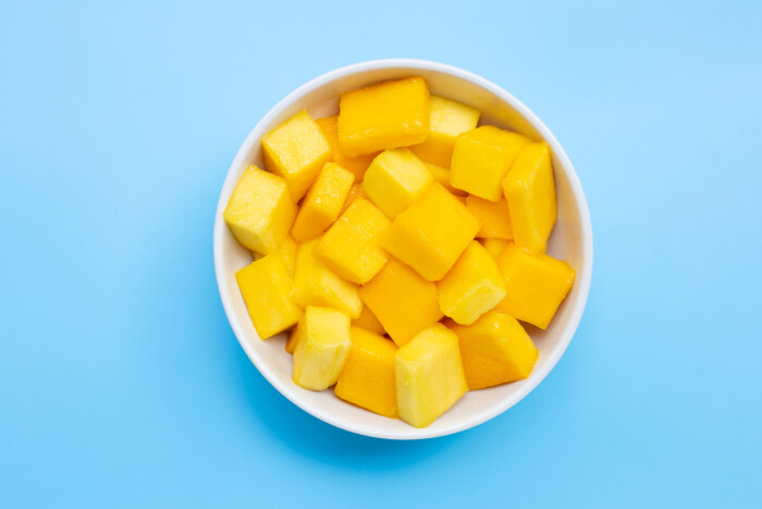mangobitar i en skål