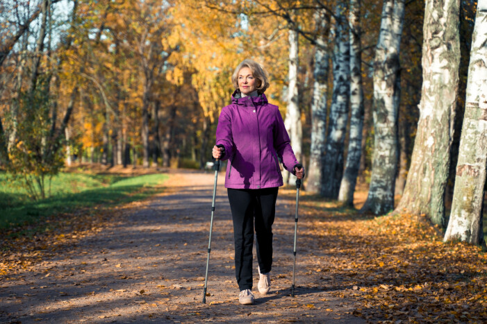 Kvinna promenerar med stavar