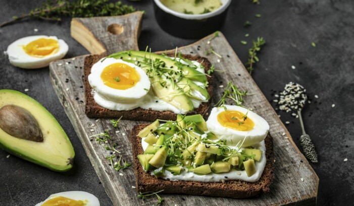 Mackor med ägg och avokado på en bricka.
