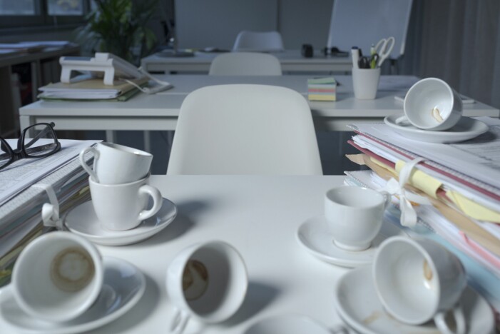 Brukar du lämna kvar kaffekoppar på skrivbordet? Ett skrivbord med gamla kaffekoppar