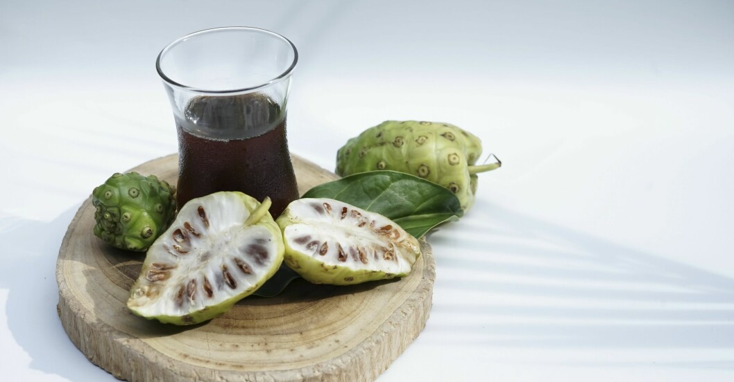 Nonijuice görs på frukt från noniträd. Nonijuice