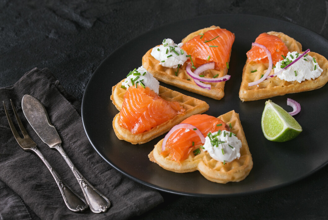 Dinkelvåfflor, här toppade med lax, rödlök och ricotta. Dinkelvåfflor med lax.