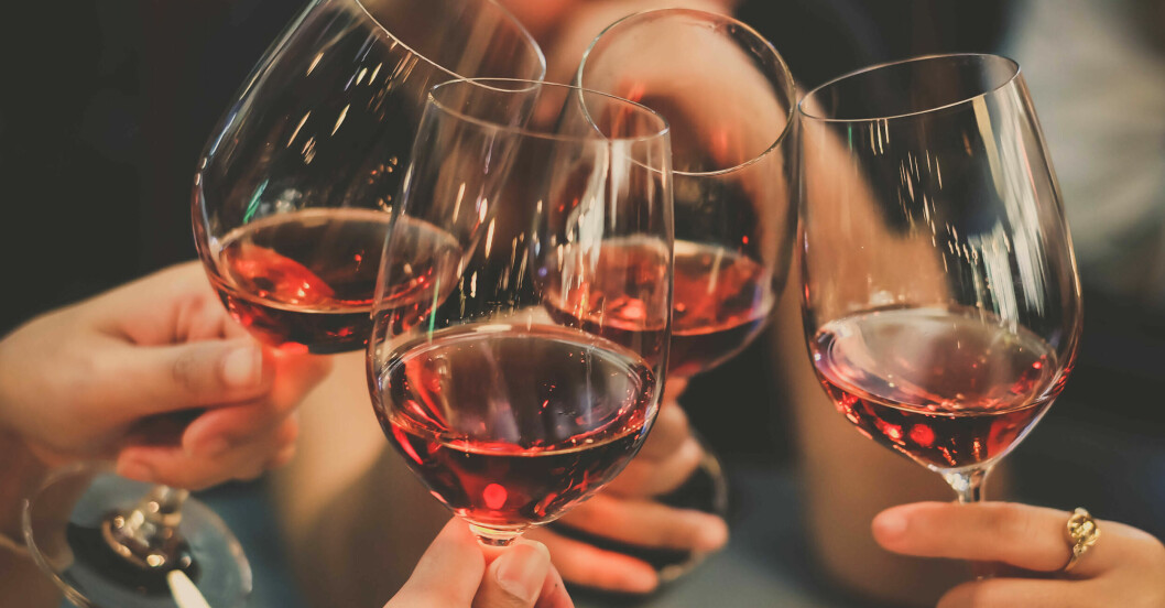 Personer som skålar med vin