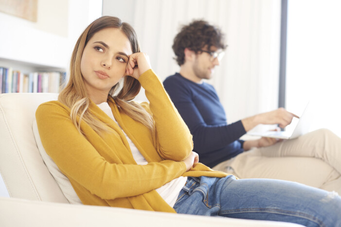 Har du tappat intresset och lusten till din partner? kvinna som är irriterad på sin partner