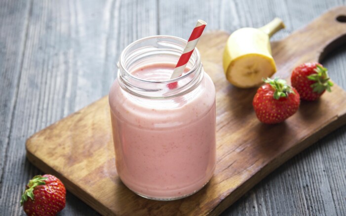 Rosa smoothie i glasburk