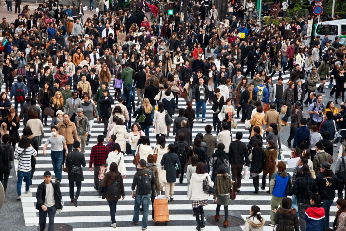 Stressig miljö som lätt blir överväldigande för våra hjärnor. Foto: TT. stressig gata i tokyo med massvis med folk