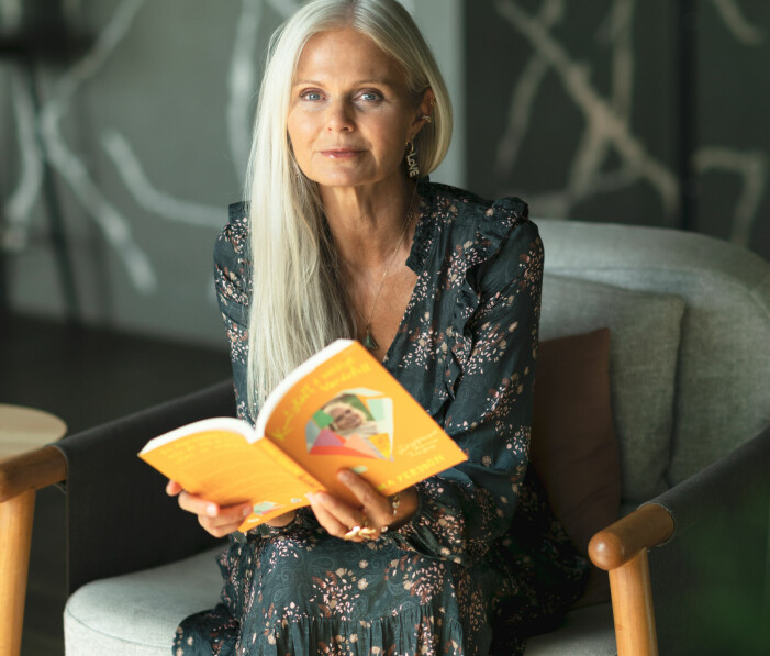 ”Hitta livsglädjen i att vara just du i ditt liv! Utan livsglädje och självkärlek upplever jag att livet är en kamp och jag har levt många år som deprimerad. Vaknar jag glad och tycker att det är fint att vara jag, så kan jag klara allt!” tipsar Shama. Foto: Johan Ander Shama Persson håller i sin bok