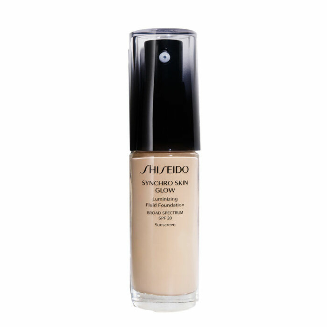 Foundation från SHISEIDO, 530 kronor. <a href="https://track.adtraction.com/t/t?a=1117786221&as=1213658115&t=2&tk=1&epi=tackande-foundation&url=https://www.lyko.se/shiseido/shiseido-synchro-glow-neutal-1-30ml" target="_blank" rel="noopener">Här kan du köpa den</a>. Täckande foundation Shiseido