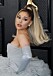 Ariana Grande i hästsvans och grå klänning med handskar