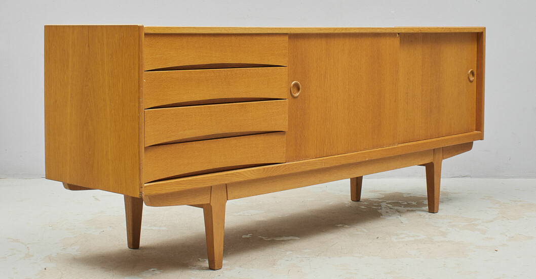 Både trendigt och praktisk! Ett sideboard i ek från IKEA 1960-tal gick för 3 800 kronor på auktion 2021.<br class=""><span class=" italic" data-lab-italic_desktop="italic">Foto: Metropol auktioner.</span><br class=""> Ett sideboard från IKEA i ek från 1960-tal.
