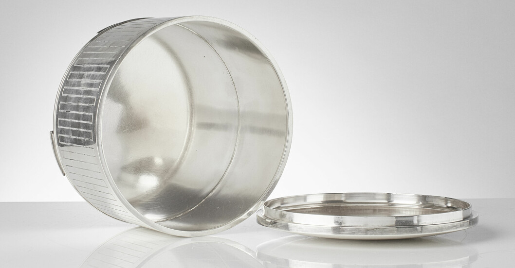 Den här tjusiga burken från Georg Jensen designad Sigvard Bernadotte var en födelsedagsgåva från Sigvard Bernadotte till Gustav VI Adolf. Den såldes på auktion 2020 för 20 000 kronor.<br class=""><span class=" italic" data-lab-italic_desktop="italic">Foto: Metropol auktioner.</span><br class=""> En burk med lock i silver
