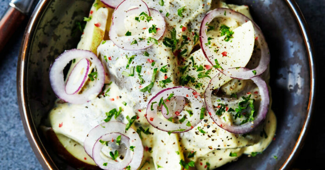 Foto och recept: All over press/Julie Hey. Currysill med äpple och rödlök