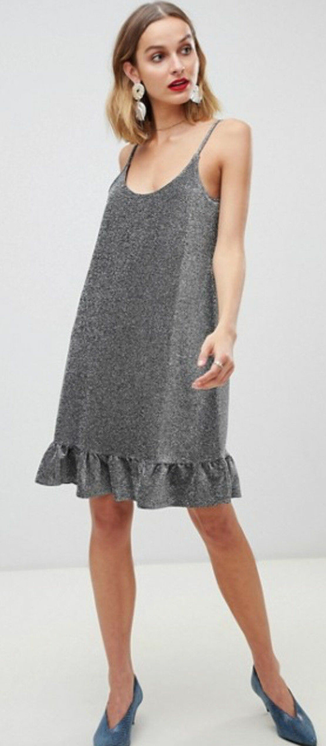 Silverklänning med volang från Asos.