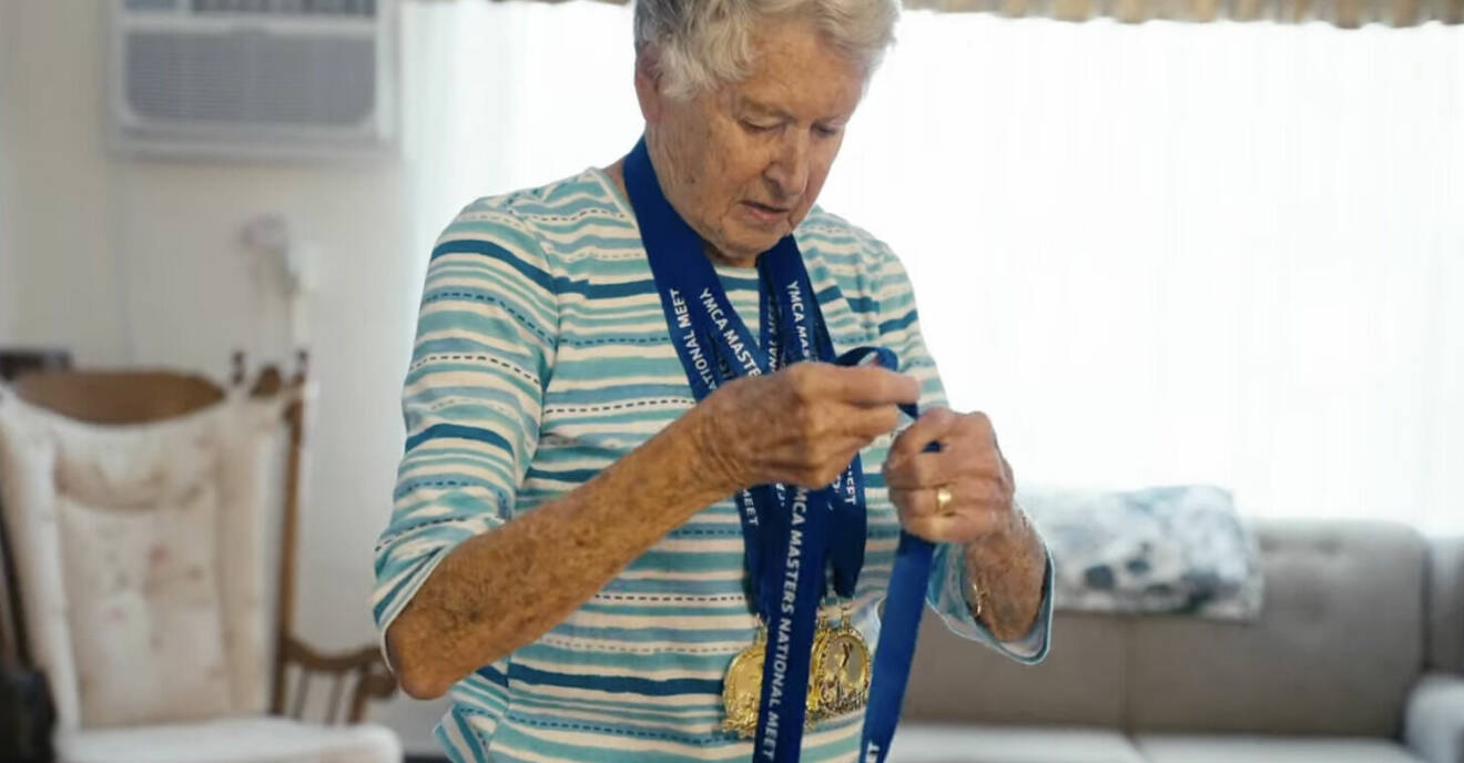 Judy Young med sina medaljer runt halsen