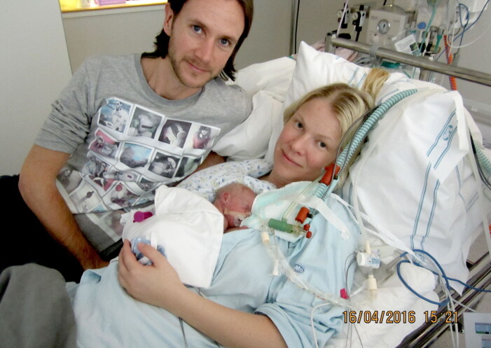 Fredrik och Annica med dottern Melanie på sjukhuset. Fredrik och Annica med dottern Melanie på sjukhuset.