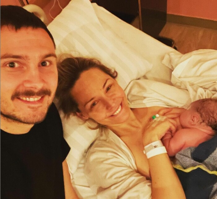 Juno Karin Elsa Berg föddes den 12 mars 2021. Foto: Privat. Carina Berg, Erik Berg och Juno Berg på BB