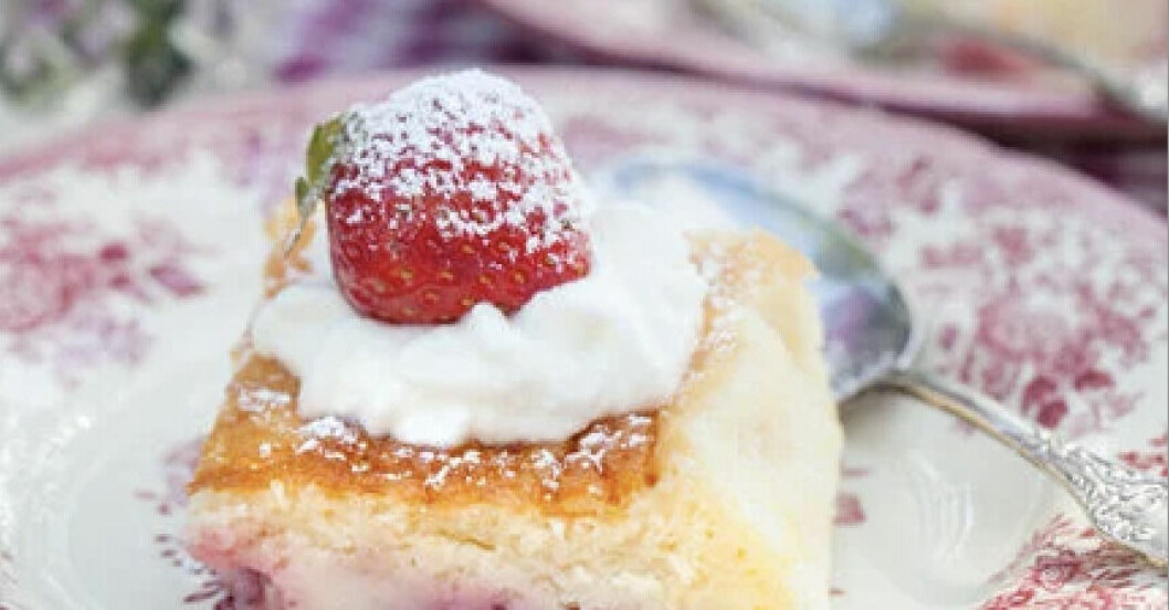 jordgubbskladdkaka i långpanna