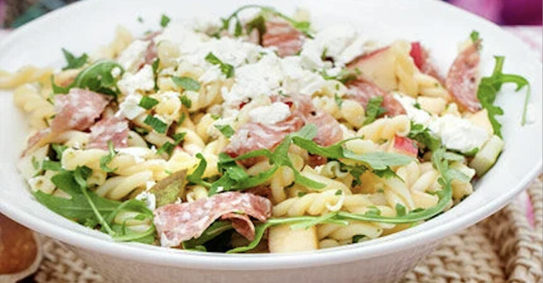 pastasallad med italiensk salami, äpple och päron