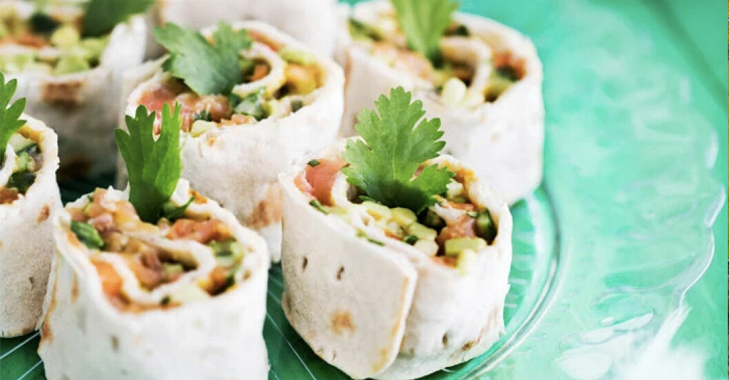 tunnbrödsstubbar med avokado och rökt lax