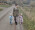 catharina med två av sina barn går på landet