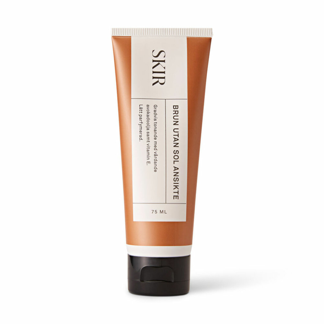 Skir, brun utan sol, 75 ml. <a href="https://track.adtraction.com/t/t?a=1136856392&as=1213658115&t=2&tk=1&epi=busansikte&url=https://www.ahlens.se/Skonhet/hudvard/sol/brun-utan-sol-15301/skir-brun-utan-sol-ansikte-89918594/" target="_blank" rel="noopener">Här kan du köpa den</a>. Skir brun utan sol för ansiktet