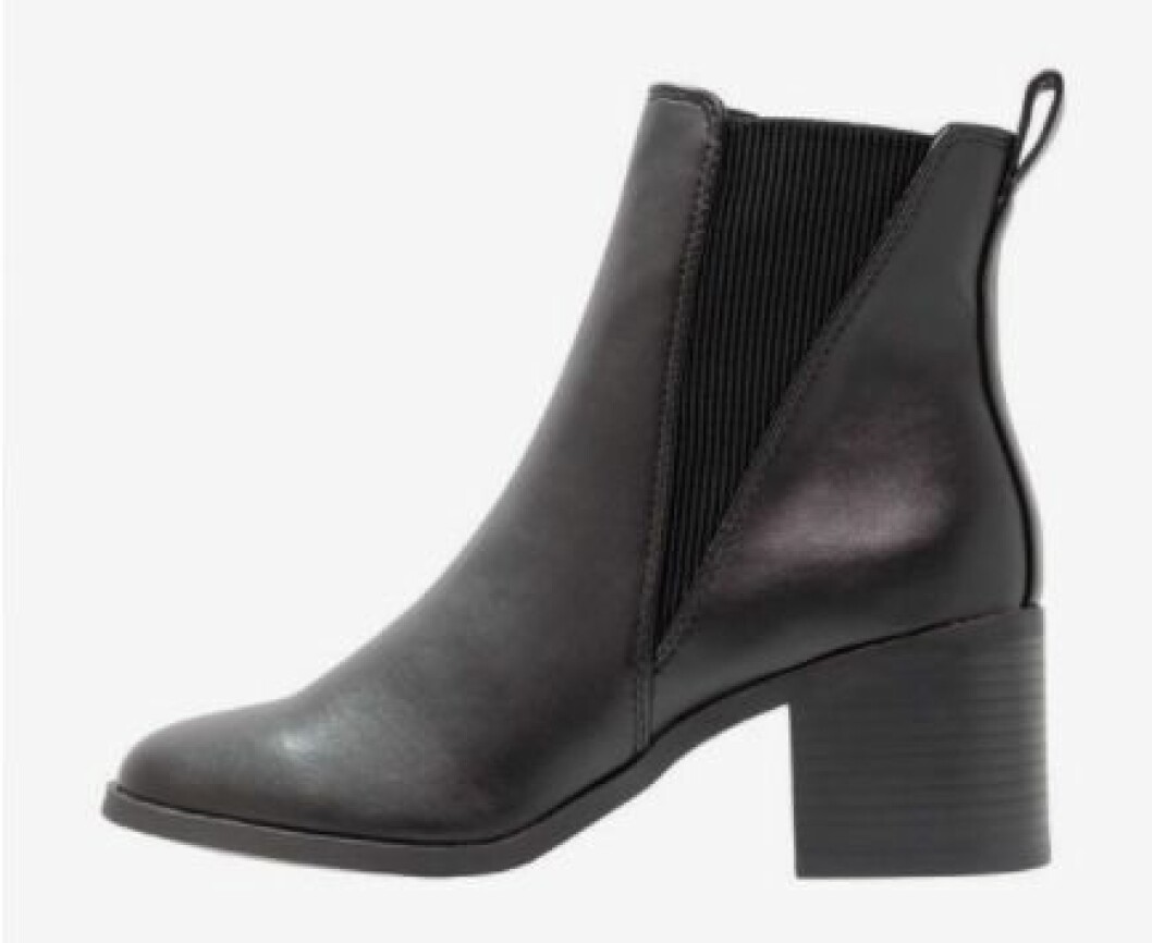 Ett par svarta ankelboots är en klassiker som passar lika bra till fest som till vardags! Dessa är från New look.