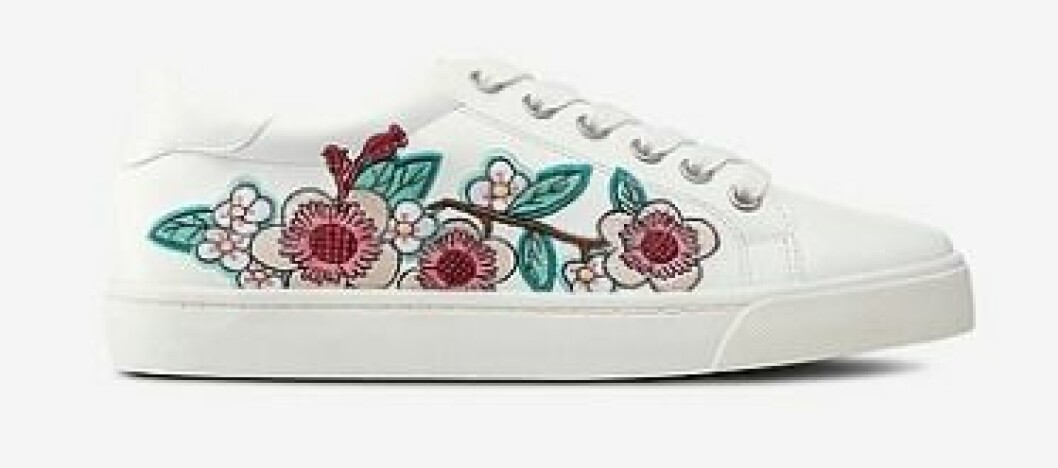Vita sneakers med blomsterbrodering från Ellos.