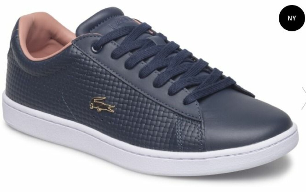 Blå sneakers från Lacoste, med rosa foder.