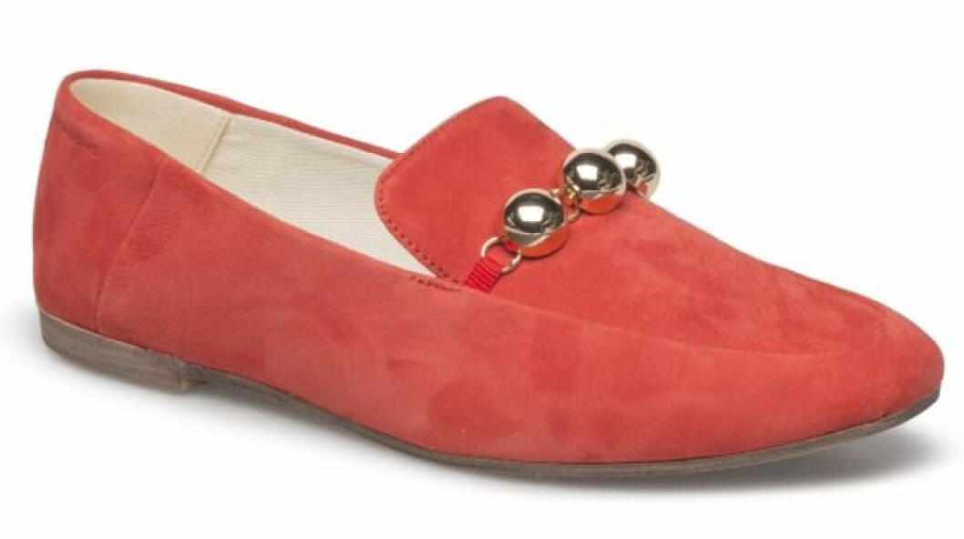 Fina loafers från Ayden i koralfärgad mocka med dekoration.