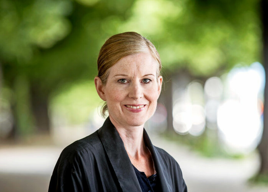Trots att Linda är sjuk arbetar hon mer än någonsin. ”Skrivarvodena har halverats, så jag måste jobba dubbelt så mycket. Det spelar ingen roll om jag är sjuk”, säger hon. Trots att Linda är sjuk arbetar hon mer än någonsin. "Skrivarvodena har halverats, så jag måste jobba dubbelt så mycket. Det spelar ingen roll om jag är sjuk", säger hon.