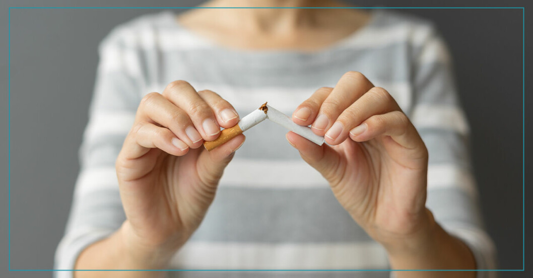 En kvinna som bryter av en cigarett