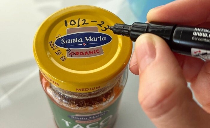 Ekotipsets knep med tacoburken är löjligt enkelt – och smart!<br class=""><span class=" italic" data-lab-italic_desktop="italic">Foto: Ekotipset.se.</span> Skriver datum på locket av tacoburken.