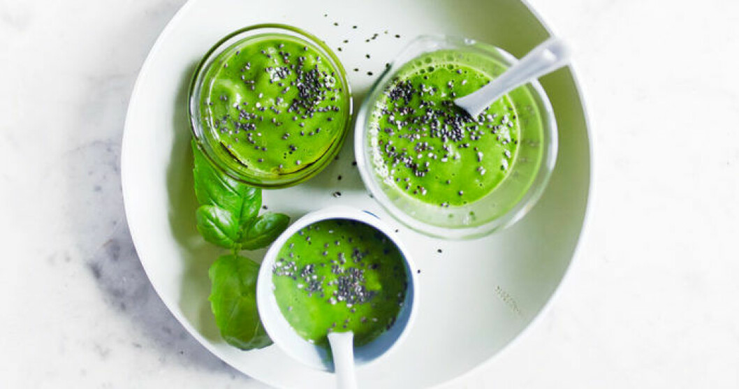 Spenat, avokado, äpple, gurka och basilika gör den här smoothien knallgrön och supernyttig.