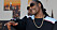 Snoop Dogg har på sig solglasögon och gör en pose framför kameran
