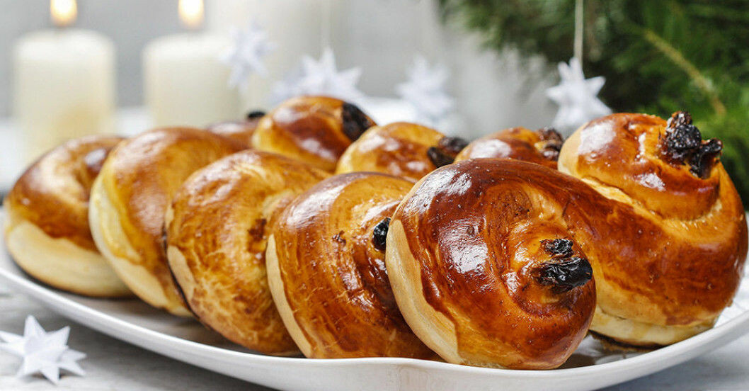 Sockerfria lussebullar med russin på rad.