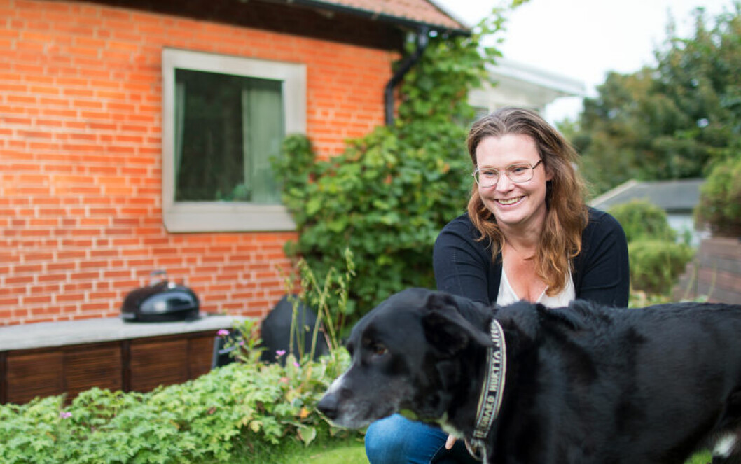 Sofia Petersson med hunden Sam, som hon älskar att ta långa promenader med.