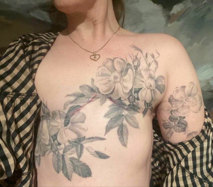 Sofia har låtit en stor tatuering täcka bröstkorgen och ärren från mastektomin. Sofia med tatuering som täcker ärren.