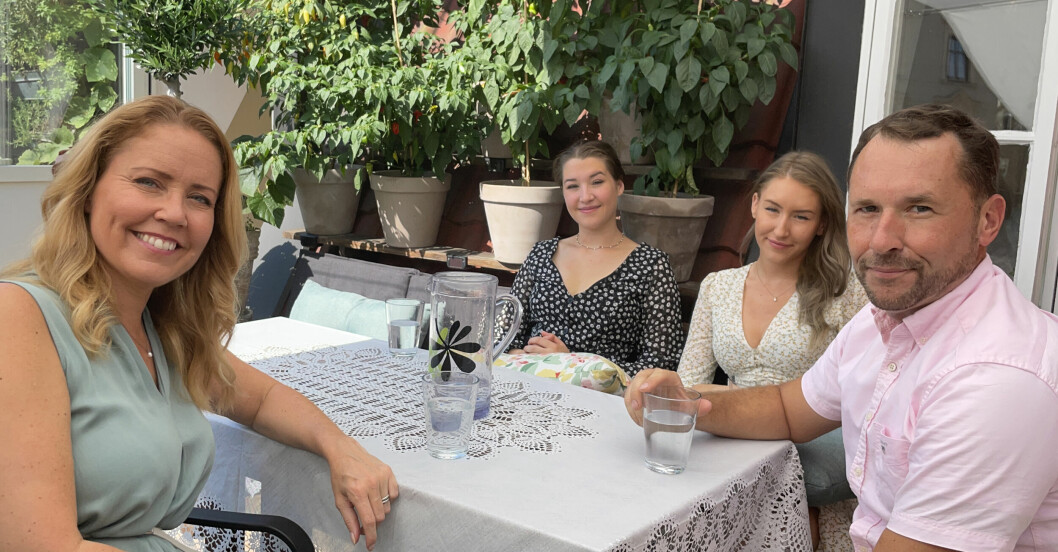Sofia med bonusdöttrarna Clara och Elvira. Samt mannen Peter som varit väldigt stöttande i frågan om att skaffa barn eller inte genom att stå för att båda valen är lika goda. Foto: privat. Sofia Persson med sin familj
